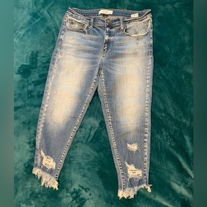 KanCan Signature Capri Distressed Jeans